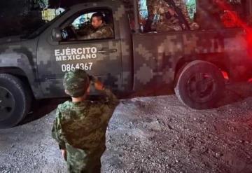 Niño pide fiesta temática del Ejército y militares lo visitan