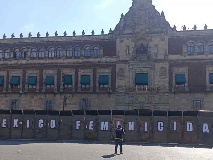 Vallas metálicas de 3 metros resguardan Palacio Nacional ante marcha del 8M Vallas metálicas de 3 metros resguardan Palacio Nacional ante marcha del 8M