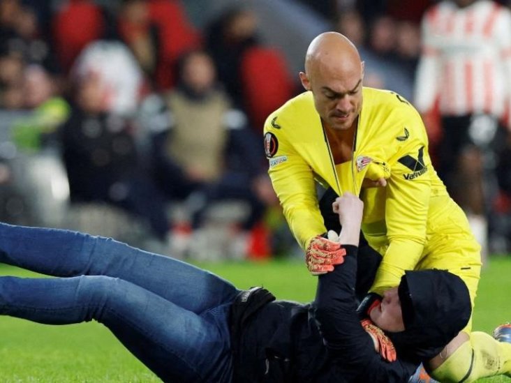 Aficionado del PSV que agredió al portero Dmitrovic, es condenado a tres meses de cárcel Aficionado del PSV que agredió al portero Dmitrovic, es condenado a tres meses de cárcel