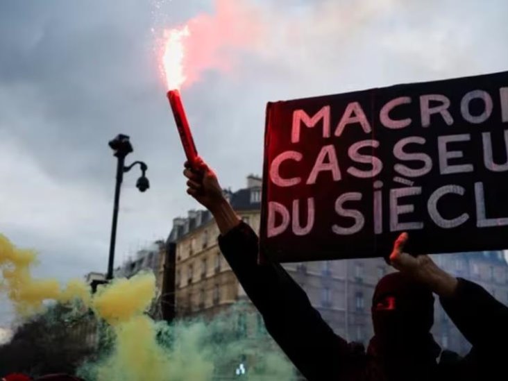 Masiva protesta en Francia contra la reforma de las pensiones Masiva protesta en Francia contra la reforma de las pensiones