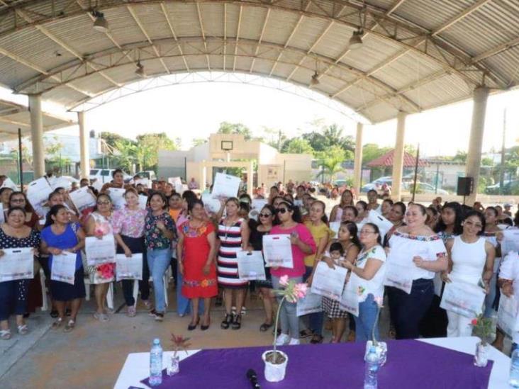 Inaugura la Diputada Federal Lorena Méndez Denis, nuevo taller de tiras bordadas en Comalccalco Inaugura la Diputada Federal Lorena Méndez Denis, nuevo taller de tiras bordadas en Comalccalco