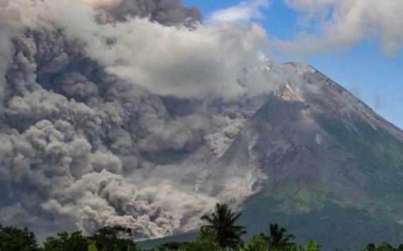 Video: Entra en erupción el volcán Merapi en Indonesia
