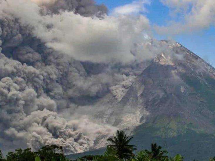 Video: Entra en erupción el volcán Merapi en Indonesia Video: Entra en erupción el volcán Merapi en Indonesia