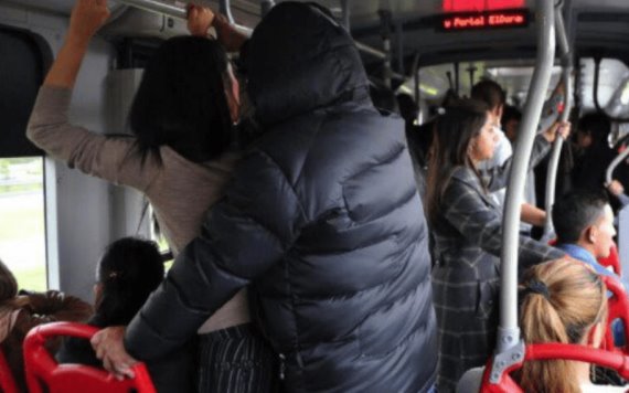 Halagos, piropos y miradas lascivas en el transporte público ya están tipificadas como acoso