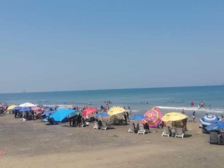 Familias disfrutan del mar en Playa del Sol Familias disfrutan del mar en Playa del Sol