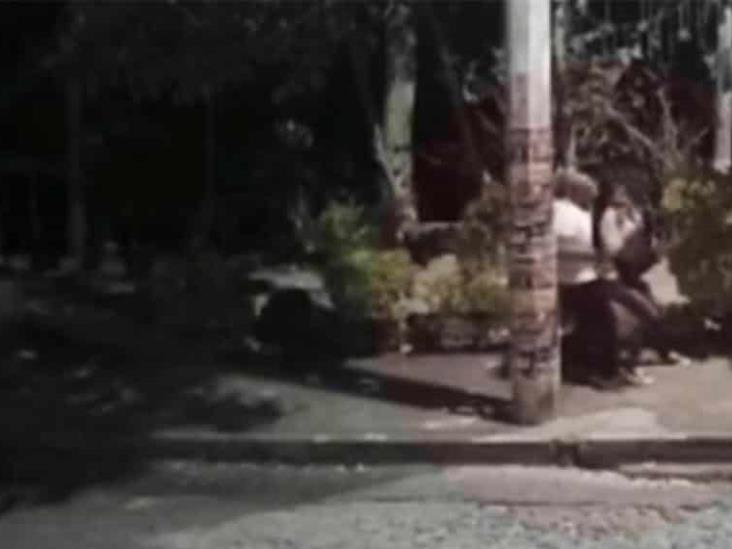 Video: Sujeto abusa de una mujer en parque Naucalpan y nadie la ayudó Video: Sujeto abusa de una mujer en parque Naucalpan y nadie la ayudó