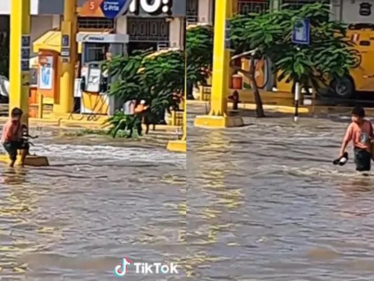 Niño carga a perro para ayudarlo a cruzar avenida inundada; tierno video se vuelve viral Niño carga a perro para ayudarlo a cruzar avenida inundada; tierno video se vuelve viral