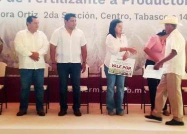 Entrega Yolanda Osuna fertilizante a mil plataneros de Centro
