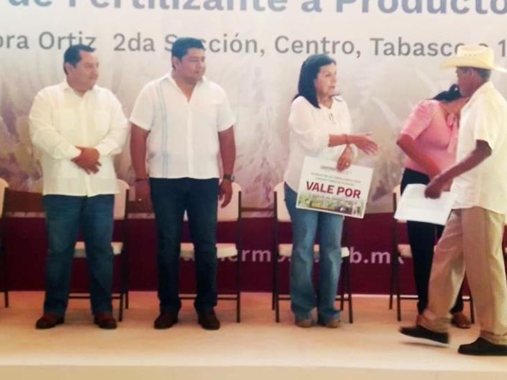 Alcaldesa de Centro, entrega suministros de fertilizantes a productores de plátano Alcaldesa de Centro, entrega suministros de fertilizantes a productores de plátano
