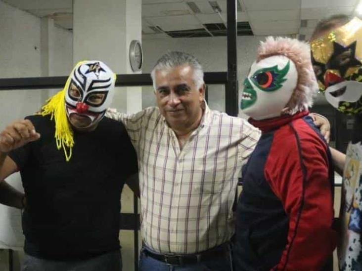 Los luchadores Hijo de Súper Muñeco, Ponzoña III, Coco Amarillo Jr. y Coco Negro Jr. estuvieron de visita en el Sistema Informativo de Tabasco (SIT), recalcando que esperan seguir destacando en los cuadrilleros en este año y esperan pronto presentarte en Villahermosa de la mano de PRODELLS Los luchadores Hijo de Súper Muñeco, Ponzoña III, Coco Amarillo Jr. y Coco Negro Jr. estuvieron de visita en el Sistema Informativo de Tabasco (SIT), recalcando que esperan seguir destacando en los cuadrilleros en este año y esperan pronto presentarte en Villahermosa de la mano de PRODELLS