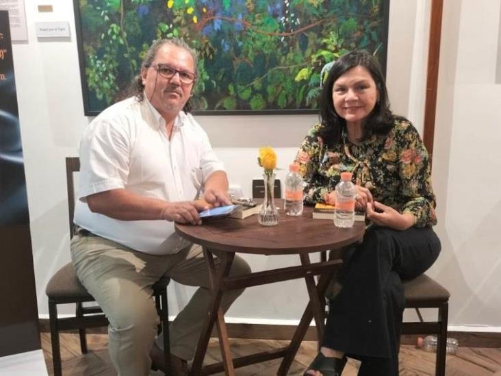 Esta noche, el maestro y sociólogo Juan Carlos Guzmán Ríos, presentó su libro Élites políticas y redes de poder: la construcción de un bloque opositor en Tabasco (1973-2003) Esta noche, el maestro y sociólogo Juan Carlos Guzmán Ríos, presentó su libro Élites políticas y redes de poder: la construcción de un bloque opositor en Tabasco (1973-2003)