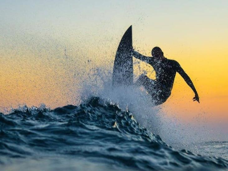 En Australia, hombre rompe récord tras 30 horas seguidas surfeando En Australia, hombre rompe récord tras 30 horas seguidas surfeando