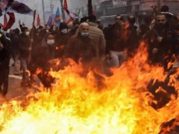 Francia protesta tras la aprobación de la reforma de las pensiones: Hay que bloquear el país Francia protesta tras la aprobación de la reforma de las pensiones: Hay que bloquear el país