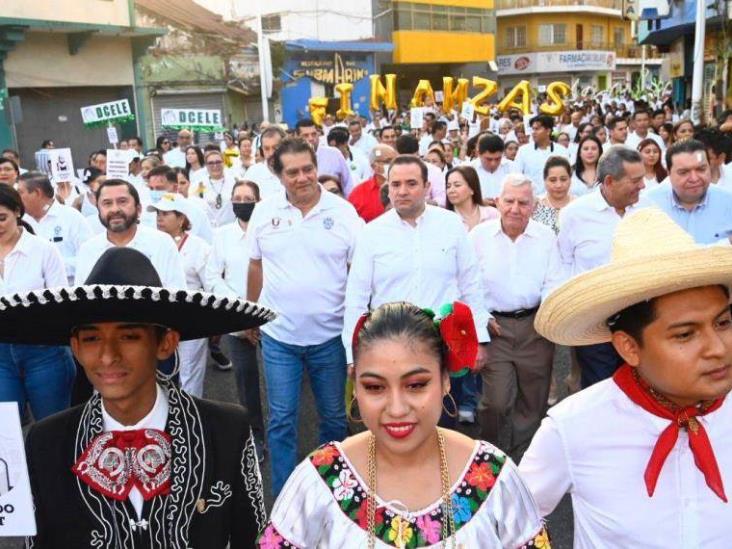 Llevan universitarios el tradicional Gallo Llevan universitarios el tradicional Gallo