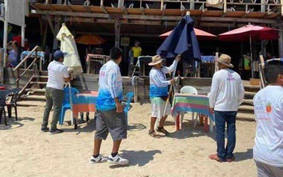 Desalojan sombrillas a restaurantes a orilla de playa por cobros excesivos en Oaxaca
