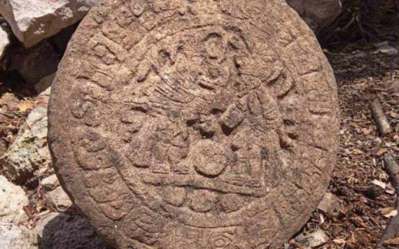Hallan en Chichén Itzá marcador de juego de pelota con texto jeroglífico completo