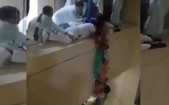 Video: Hombre es salvado de caer en hospital del IMSS en Jalisco
