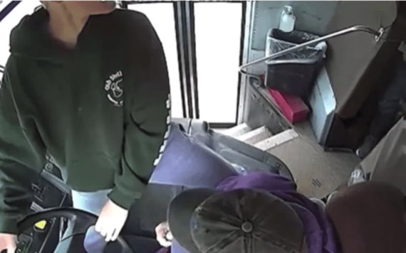 Joven salva autobús escolar tras desmayo de conductor en EU