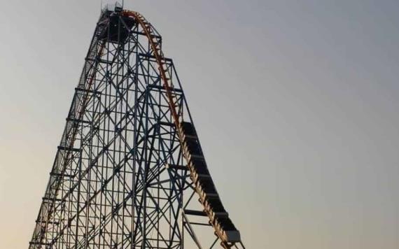 Falla en juego mecánico de Six Flags deja varados en las alturas a visitantes