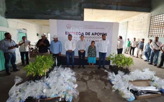 Entregan insumos a socios de la Asociación Cacaotera N.19 del Poblado Libertad en Cunduacán