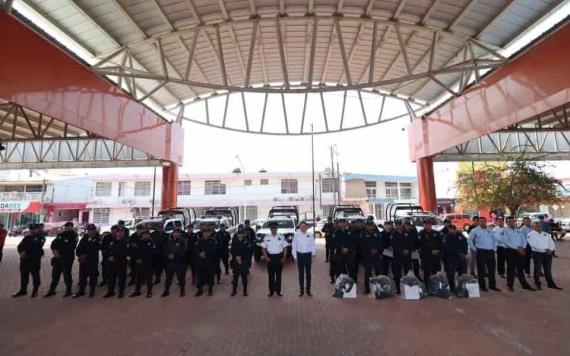 Gobierno de Cunduacán entrega patrullas, uniforme y apoyos sociales a elementos de Seguridad Pública