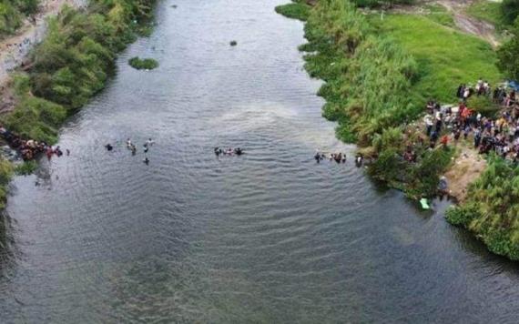 Migrantes desesperados intentan cruzar masivamente por río Bravo