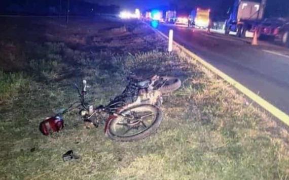 Motociclista queda destrozado por accidente