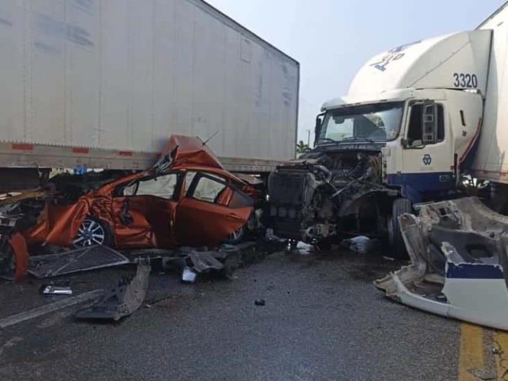Tras increíble accidente, chofer sobrevive ileso entre fierros retorcidos Tras increíble accidente, chofer sobrevive ileso entre fierros retorcidos