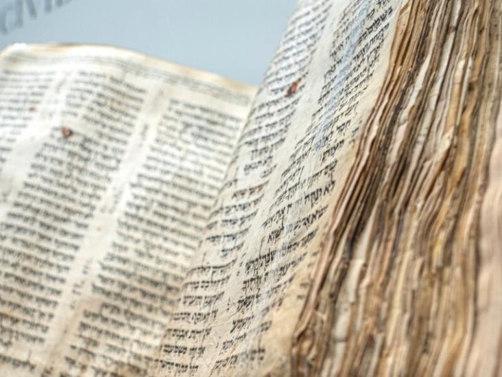 Biblia hebrea más antigua y completa es vendida por 38,1 millones de dólares en Nueva York Biblia hebrea más antigua y completa es vendida por 38,1 millones de dólares en Nueva York