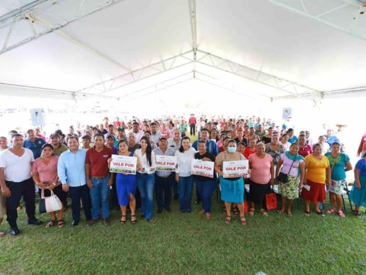 Entregan paquetes para la producción de pollitas ponedoras y fertilizante a productores de comunidades en Centro Entregan paquetes para la producción de pollitas ponedoras y fertilizante a productores de comunidades en Centro