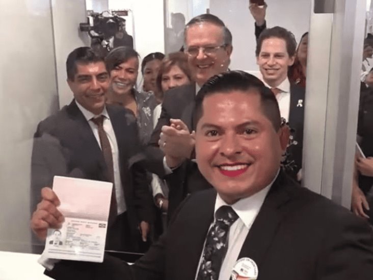 SRE entrega primer pasaporte no binario a magistrade SRE entrega primer pasaporte no binario a magistrade
