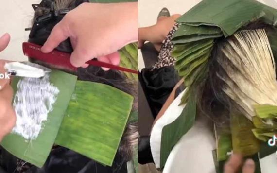 Le decoloran el cabello usando hojas de plátano en lugar de papel aluminio.