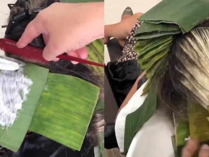 Le decoloran el cabello usando hojas de plátano en lugar de papel aluminio. Le decoloran el cabello usando hojas de plátano en lugar de papel aluminio.
