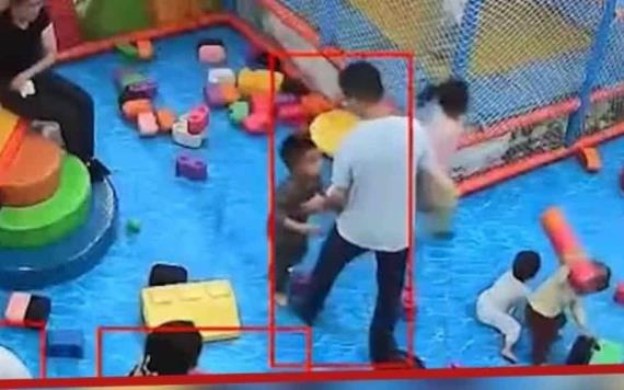 Video: Hombre empuja y golpea violentamente a un niño en un parque infantil