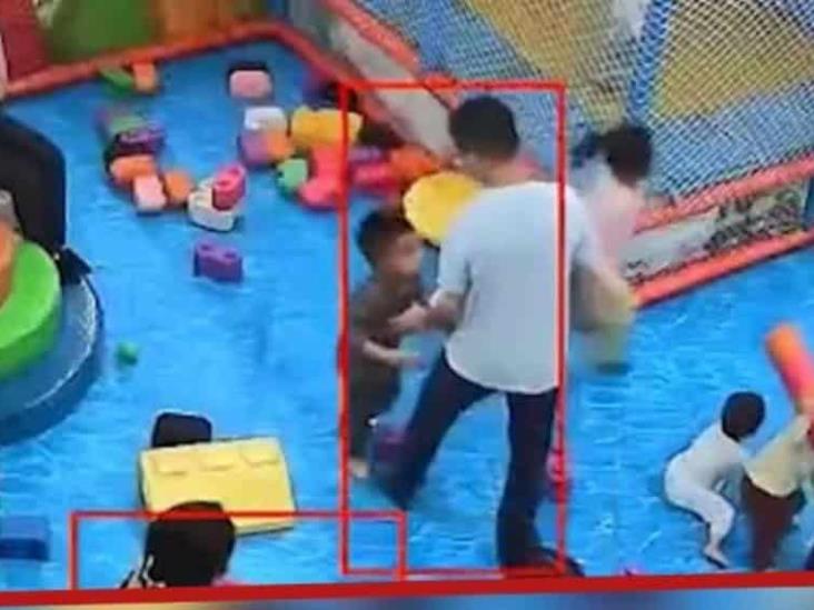 Video: Hombre empuja y golpea violentamente a un niño en un parque infantil Video: Hombre empuja y golpea violentamente a un niño en un parque infantil