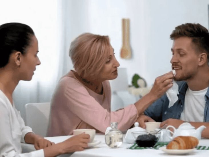 Mujer descubre que su marido mantuvo una relación secreta con su madre Mujer descubre que su marido mantuvo una relación secreta con su madre