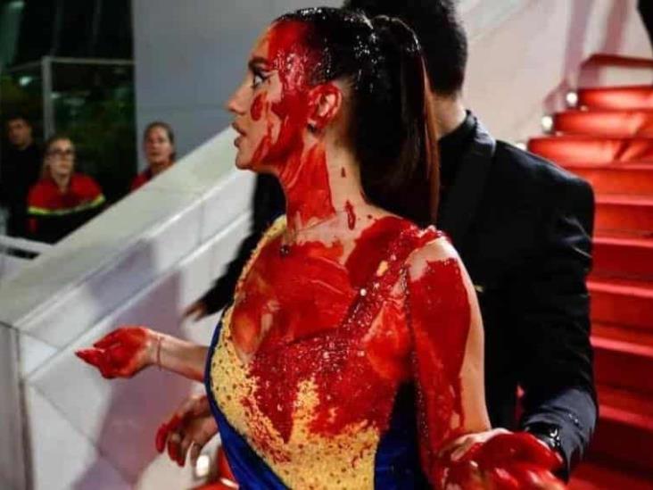 Activista protesta en contra de la invasión a Ucrania y se cubre de sangre falsa en los Cannes 2023 Activista protesta en contra de la invasión a Ucrania y se cubre de sangre falsa en los Cannes 2023