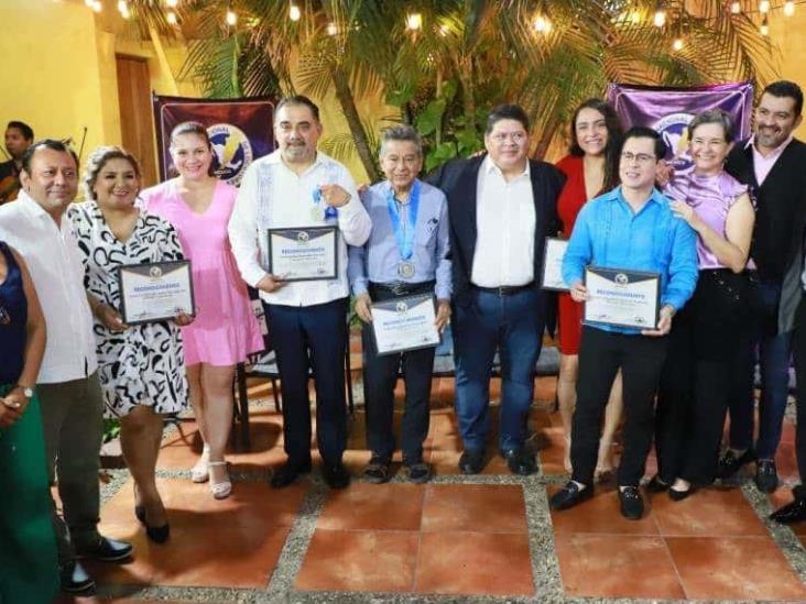 Entrega Asociación de Locutores medallas y diplomas a reconocidas voces tabasqueñas Entrega Asociación de Locutores medallas y diplomas a reconocidas voces tabasqueñas
