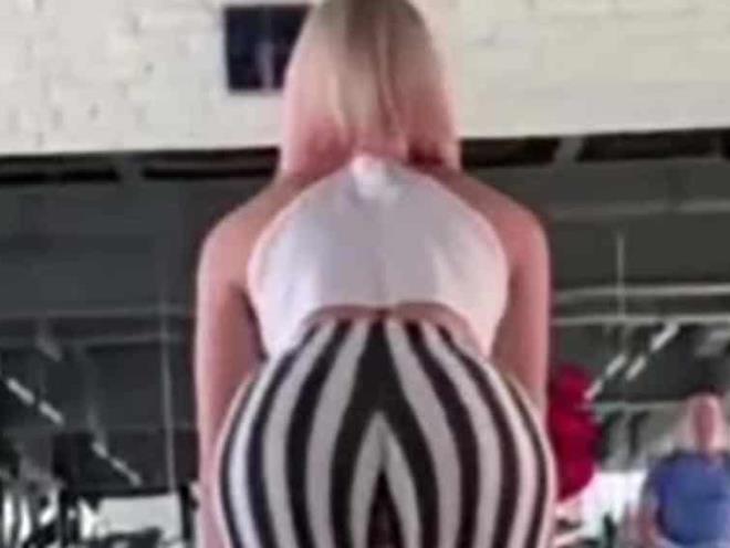 Guapa mujer Guapa mujer hipnotiza a asistentes de gimnasio con sexy pantalón