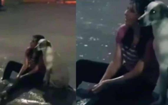 VIDEO: Perrito acompaña a su dueña que lloraba bajo la lluvia