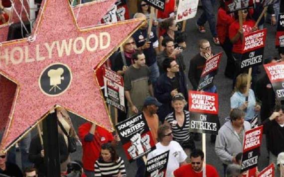 Huelga de escritores en Hollywood retrasa las producción de series y películas