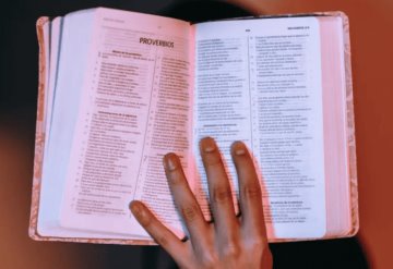 Prohíben la Biblia en primarias y secundarias en Utah