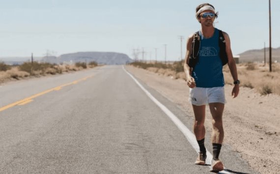 El salvaje ultramaratón sin reglas ni espectadores por el Valle de la Muerte en EE.UU.
