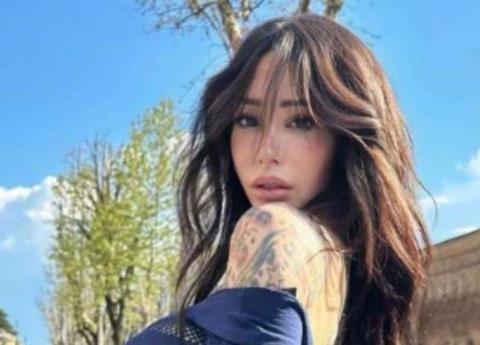 Critican a modelo de OnlyFans por no usar sostén en el Coliseo de Roma