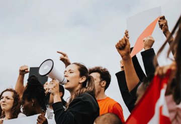 LA SUCESIÓN Y LA HERENCIA: ASPIRACIONES DEMOCRÁTICAS, CONTRA USOS Y COSTUMBRES