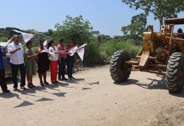 Dan banderazo de inicio a importante obra de gravado de camino en la ranchería Gregorio Méndez de Comalcalco