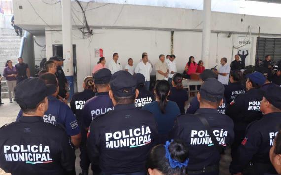 Entregan estímulos económicos en materia de vivienda a policías en Comalcalco