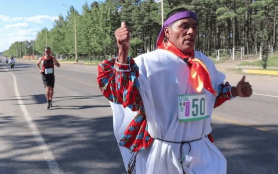 ¡Corrió 448 kilómetros en tan solo 64 horas en huaraches!