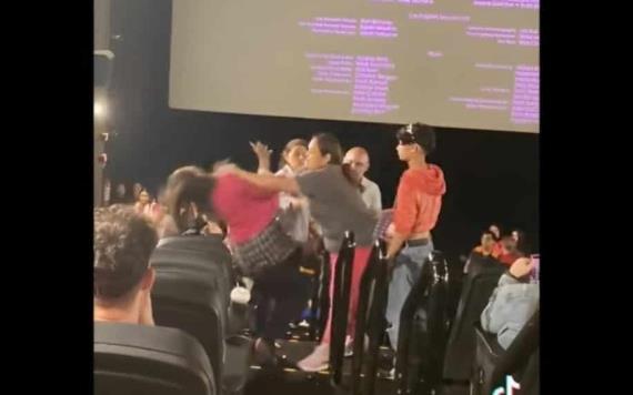 Barbie boxeadora: mujeres pelean en un cine al terminar la función