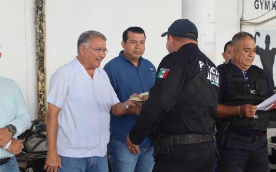 Gobierno de Comalcalco entrega apoyos para adquisición de útiles escolares a policías